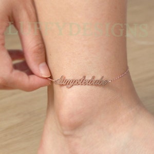 Peut inclure: Un bracelet de cheville en or avec le mot "ungratefulbabe" écrit dessus.