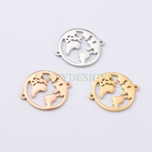 Puede incluir: Tres colgantes de globo terráqueo metálicos en plata, oro rosa y dorado. Cada colgante presenta un diseño recortado de la Tierra dentro de un marco circular, con pequeños bucles para sujetar. Ideal para manualidades.