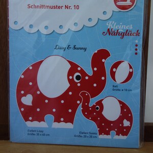 Könnte beinhalten: Ein Schnittmusterpaket mit einem rot-weiß gepunkteten Elefanten-Design. Das Paket enthält den Text "Tante Ema MUSTERSALON" und "Schnittmuster Nr. 10". Die Abmessungen der Elefanten sind in Zentimetern angegeben.