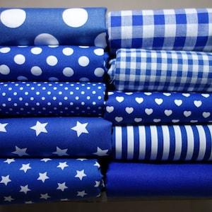 Könnte beinhalten: Ein Stapel aus zehn Stoffquadraten in verschiedenen blauen und weißen Mustern. Die Muster umfassen Punkte, Gingham, Sterne, Herzen und Streifen.