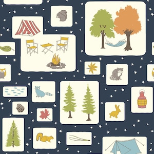 Könnte beinhalten: Ein sich wiederholendes Muster mit Camping- und Waldbildern. Die Illustrationen zeigen Füchse, ein Zelt, Stühle, ein Lagerfeuer, Bäume, ein Eichhörnchen, einen Waschbären, ein Kaninchen, eine Laterne und einen Wohnwagen. Der Hintergrund ist dunkelblau mit weißen Sternen.