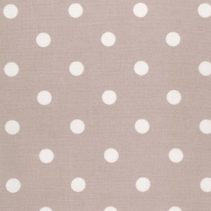 Könnte beinhalten: Nahaufnahme eines beigefarbenen Stoffes mit einem sich wiederholenden Muster aus weißen Polka-Punkten. Die Punkte sind gleichmäßig verteilt und erzeugen ein klassisches, verspieltes Design. Der Stoff hat ein leicht strukturiertes Aussehen.