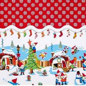 Könnte beinhalten: Ein weißer Hintergrund mit einem roten und weißen Pfefferminzmuster oben. Der untere Teil des Bildes zeigt eine Winterszene mit kleinen Häusern, einem Weihnachtsbaum und mehreren Gnomen. Der Text "Merry Little Elves" ist auf einem der Häuser zu sehen.