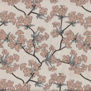 Op de afbeelding: Een naadloos patroon met delicate roze bloemen en bladeren op een licht beige achtergrond. Het bloemenontwerp doet denken aan kersenbloesems of andere lentebloemen.