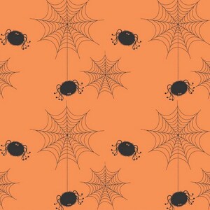 Könnte beinhalten: Ein sich wiederholendes Muster aus schwarzen Spinnennetzen und flauschigen schwarzen Spinnen auf orangefarbenem Hintergrund. Einige Spinnen hängen an den Netzen. Das Design eignet sich für Produkte zum Thema Halloween.