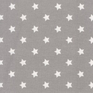 Könnte beinhalten: Grauer Stoff mit einem sich wiederholenden Muster aus weißen fünfzackigen Sternen. Die Sterne sind gleichmäßig über die Oberfläche verteilt und erzeugen ein schlichtes und sauberes Design. Der Stoff hat ein leicht strukturiertes Aussehen.