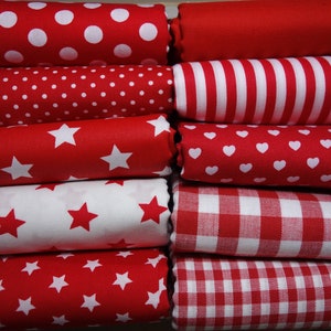 Könnte beinhalten: Ein Stapel roter und weißer Stoffreste mit verschiedenen Mustern, darunter Punkte, Streifen, Sterne, Herzen und Gingham.