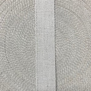 Op de afbeelding: Close-up van een grijze geweven band. De band is plat en heeft een gladde textuur.
