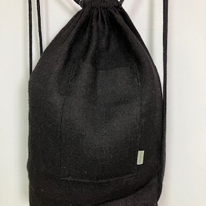 Rücksack | Handgemacht aus 100% Hanf | Ökogefärbter schwarzer Hanfstoff | Leinwandbindung | 48 cm hoch x 34 cm breit | Innen- und Außentaschen |