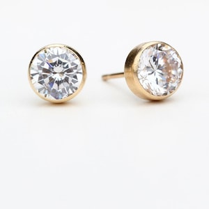 9ct Yellow Gold 6mm Round Cubic Zirconia Bezel Stud Earrings UK -  Bezel Set CZ Studs - Cubic Zirconia Bezel Set Studs - Bezel Set Earrings