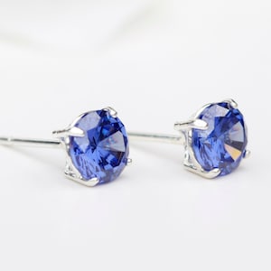Orecchini a bottone in tanzanite tondi da 6 mm con zirconi cubici in argento - Orecchini in tanzanite CZ in argento UK - Orecchini a bottone in tanzanite CZ con pietra portafortuna di dicembre