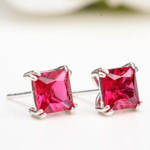 6 mmスクエアルビースタッドピアス、スターリングシルバー、ラボグロウン