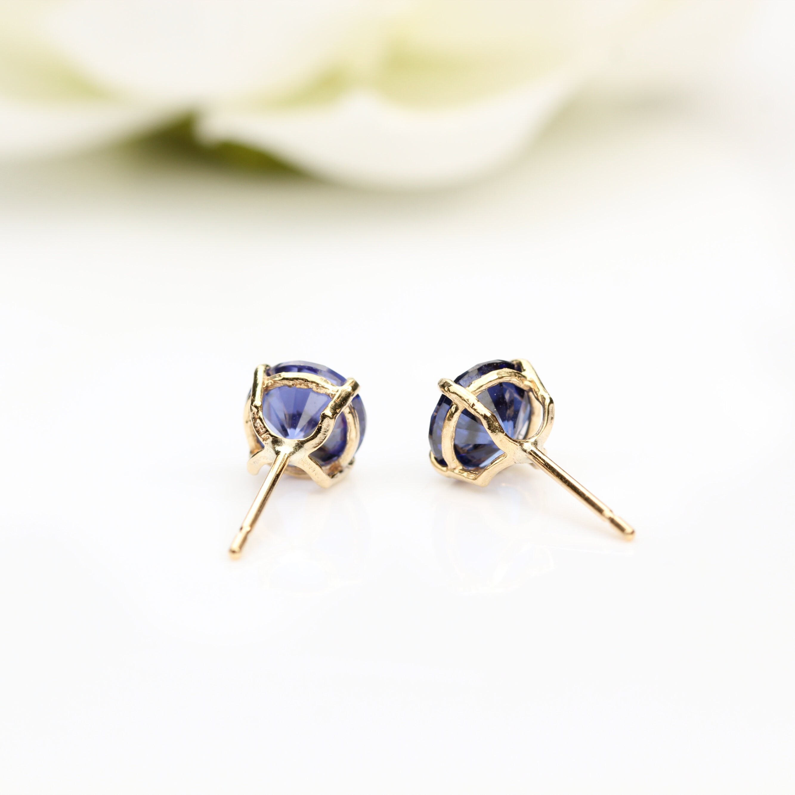 Orecchini con pendente in oro giallo 9 kt con zaffiro e zirconia cubica, in confezione regalo