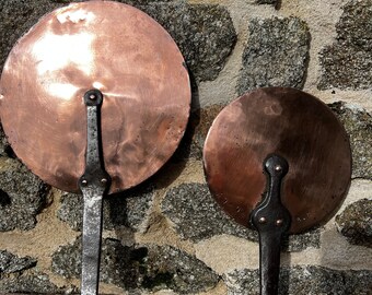 Kupferdeckel-Set mit zwei antiken französischen Deckeln für eine Pfanne Gusseisengriff Kupfernieten Rustikale Küche Vintage Bauernhauslebensmittelfotorequisite