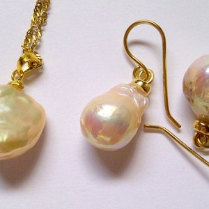 Real pearls. Freshwater pearls. High lustre pearls. Pale peachy pink pearls. Pendant and earring set. Modern design. #10