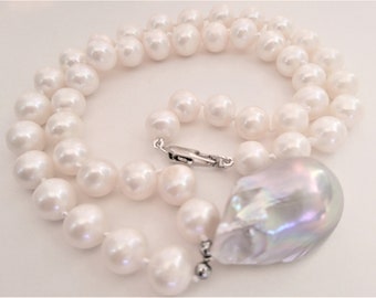 Echte Perle. Perlenkette: Weiße runde Süßwasserperlen mit silbergrauem Flammenkugel-Anhänger. Perle Geschenk. #35