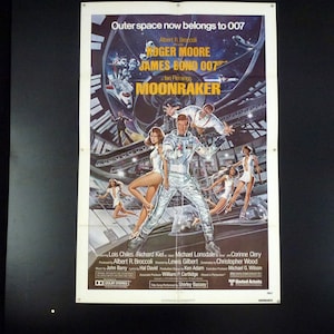 Póster original de la película de James Bond "Moonraker", protagonizada por Roger Moore, una hoja doblada, 1979, arte de Daniel Goozee