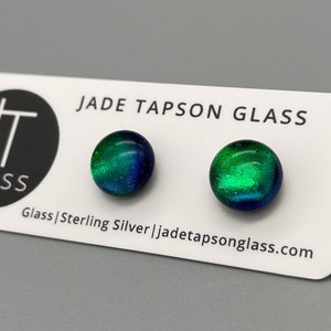 Smaragdgroen dichroïsche oorbellen van gesmolten glas: sterlingzilveren oorbellen