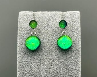 Pendientes colgantes de vidrio dicroico verde fusionado: Pendientes dobles colgantes de acero inoxidable