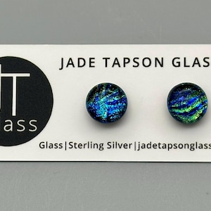 Oorknopjes van blauw en groen dichroïsch gesmolten glas: sterlingzilveren oorstekers