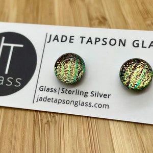 Oorstekers van geel gestreept dichroïsch gesmolten glas: sterlingzilveren oorbellen