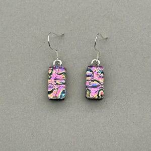 Regenbogen Dichroic Ohrringe aus geschmolzenem Glas: Rechteckige Ohrhänger, Sterling Silber oder versilberte Haken