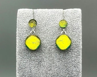 Pendientes colgantes de vidrio fusionado: Colgantes dicroicos de color amarillo claro y verde.