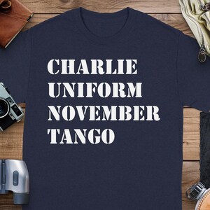 Charlie Uniform November Tango Camiseta gráfica engraçada, camiseta com texto moderno e estiloso, camiseta com design de letras exclusivo, vestuário casual, camiseta unissex