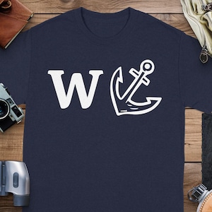 Camiseta com tema náutico, letra W e design de âncora, camiseta gráfica casual, camiseta estilosa para amantes de barcos, vestuário náutico moderno