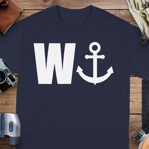 Camiseta gráfica com âncora náutica, camiseta com design de letra W da moda, camisa casual unissex de verão, blusa estilo marítimo exclusiva, roupa divertida para atividades ao ar livre