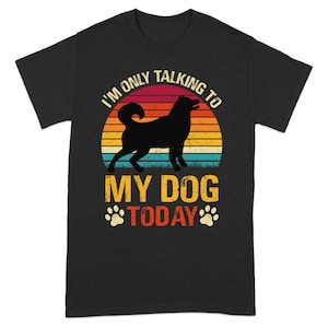 Dzisiaj rozmawiam tylko z moim psem T-shirt, zabawna koszulka dla miłośników psów, słodka koszulka graficzna dla właścicieli zwierząt, prezent na koszulkę retro dla zwierząt, koszulka dla mamy psa