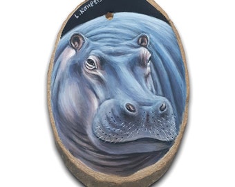 Peinture de portrait de visage d'hippopotame avec des acryliques sur une tranche d'arbre en bois. Ornement d'art animalier, fini avec un vernis mat.