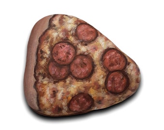 Tranche de pizza au pepperoni peinte à la main sur un galet de forme naturelle. Nourriture miniature, peinture acrylique, peinture sur pierre, peinture sur galets.