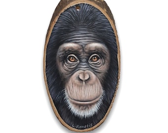 Peinture de portrait de visage d'animal de chimpanzé avec des acryliques sur une tranche d'arbre en bois. Ornement d'art animalier, fini avec un vernis mat.