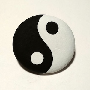 Símbolo Yin Yang pintado a mano con acrílicos sobre piedra natural redonda del mar, recubierto con barniz satinado para su protección.