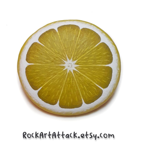 Tranche de citron de galets peinte à la main! Peint à l’acrylique et fini avec du vernis satiné, de la décoration intérieure alimentaire, de la peinture de galets art citron.