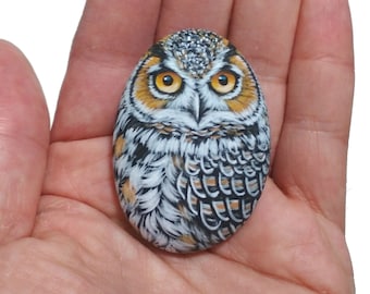 Kieselsteinmalerei Amerikanischer Uhu-Magnet! Bemalt Kieselstein Vogel mit Acrylfarben und beendet mit Satinlack. Eulenkunst von RockartAttackt