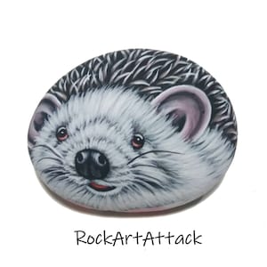 Cute hedgehog painted pebble with acrylics! Stone painting miniature animal, finished with satin varnish, pebble art gift, animal stone.