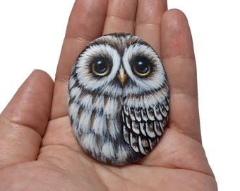 Handgeschilderde uil kiezelsteen, miniatuur acrylschilderij, vogel geschilderde rotskunst.