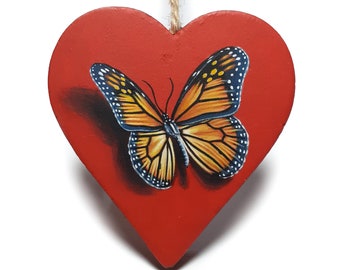 Papillon monarque peint à la main sur un coeur en bois rouge ! Peinture décorative de papillon à l'acrylique, prête à être accrochée. Recouvert de vernis mat