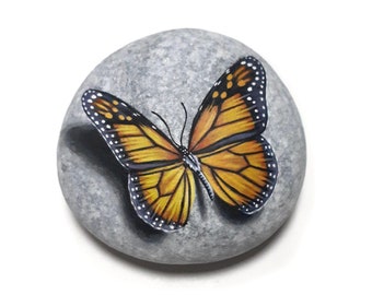 Monarchfalter Schmetterling Steinmalerei Kunst. Schmetterlingsfelsen in orange mit Acrylfarben bemalt. Schmetterling Briefbeschwerer.