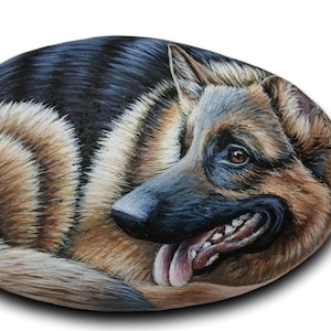 Berger allemand peint à la main à l'acrylique sur de la pierre marine ! Peinture de chien miniature détaillée, portrait d'animal de compagnie, pierres peintes d'animaux, art de la pierre de chien