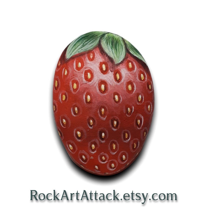 Petit aimant pour réfrigérateur de galets peints fraise rouge Peinture sur noyaux de fruits, cadeau sucré, peinte à l'acrylique et finie avec un vernis satiné. image 1