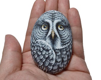 Búho gris grande pintado a mano sobre guijarros marinos naturales. Pintado con acrílicos y acabado con barniz satinado. Piedra pintada con búho, arte de aves.
