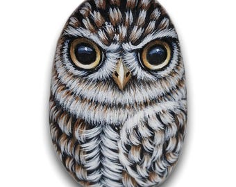 手描きの小石に穴を掘るフクロウ – フクロウの石絵アート、ミニチュア