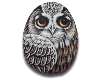 Pintura en piedra de un búho real euroasiático, pintada a mano con acrílicos sobre un guijarro natural de una isla griega.