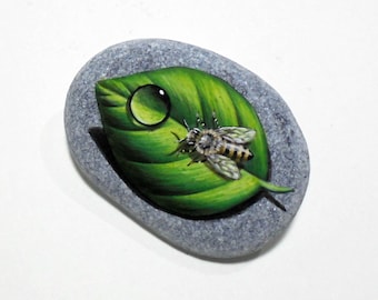 Abeille et goutte de pluie sur une feuille verte peinte à la main sur un petit caillou ! Peinture acrylique miniature faite à la main sur pierre de mer plate naturelle.
