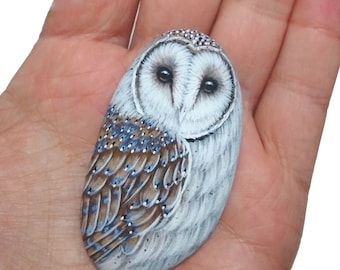 Guijarro marino pintado a mano con forma de lechuza común, pintura acrílica de pájaro, arte de piedra único, regalo de búho