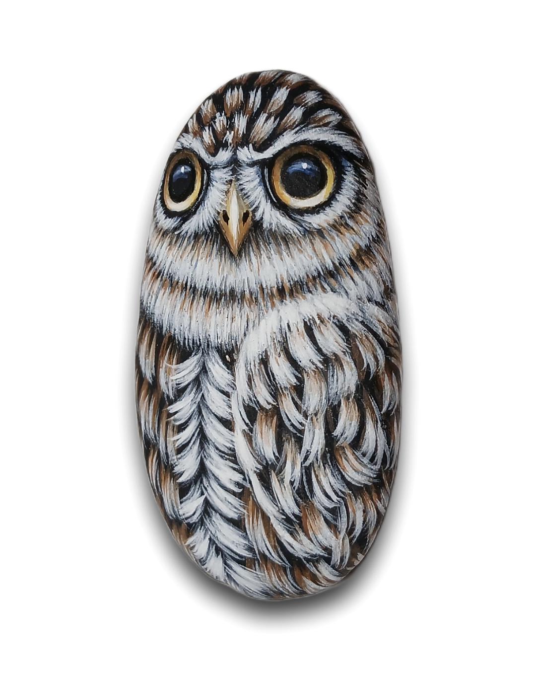 手描きの小石に穴を掘るフクロウ – フクロウの石絵アート、ミニチュア