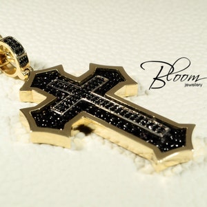 Colgante de cruz gótica para hombre en oro macizo de 14 quilates con piel de raya negra auténtica BloomDiamonds
